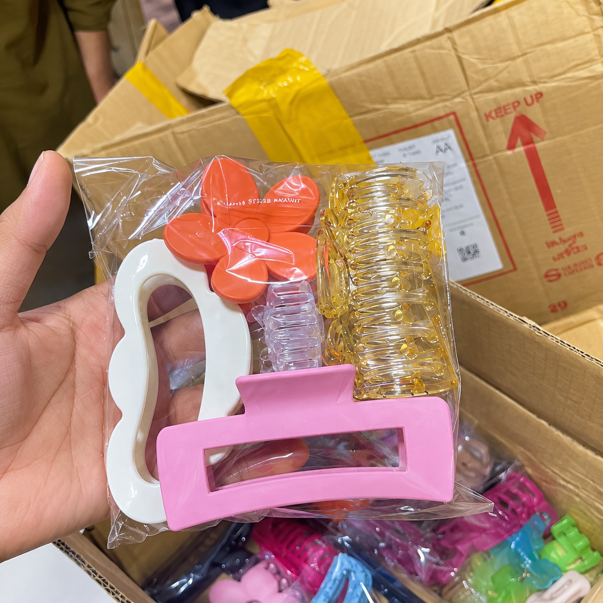 Mix Hair Accessories – 1 KG Deal
(“40–45 Mix Articles”)